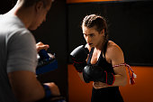 sch%C3%B6ne-frau-die-mit-muay-thai-lehre