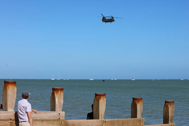 chinook hc6a, eastbourne airbourne, show aéreo internacional 2022 - stunt airplane air air vehicle - fotografias e filmes do acervo