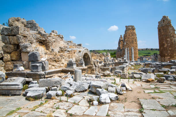 perge. antike römische stadtmauer aus der hellenistischen zeit. griechische kolonie aus dem 7. jahrhundert v. chr., 334 v. chr. von persern und alexander dem großen erobert. - conquered stock-fotos und bilder