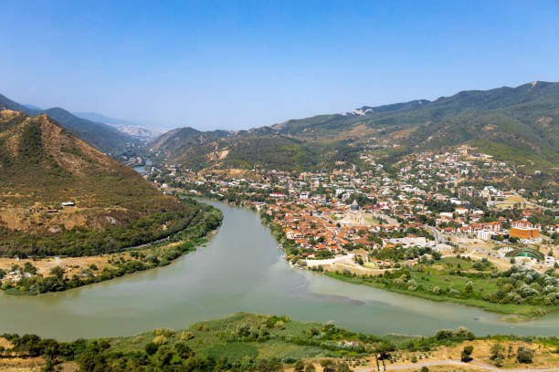 vista della fusione di due fiumi kura o mtkvari e aragvi in uno. l'antica capitale della georgia - mtskheta - mtkvari foto e immagini stock