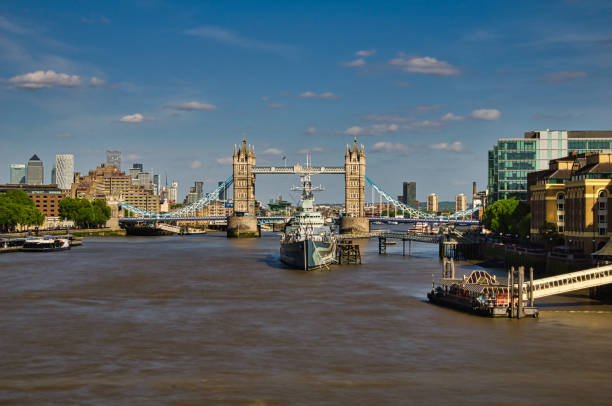 widok z mostu london bridge, london sky line, długa ekspozycja, statek, statek, tower of london, london bridge, tower bridge, londyn - london england thames river sky tower zdjęcia i obrazy z banku zdjęć