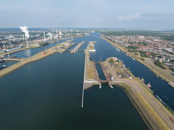 le chiuse di ijmuiden formano il collegamento tra il canale del mare del nord e il mare del nord a ijmuiden. zeesluis ijmuiden infrastruttura di blocco del mare che collega il fiume con il mare. - ijmuiden foto e immagini stock