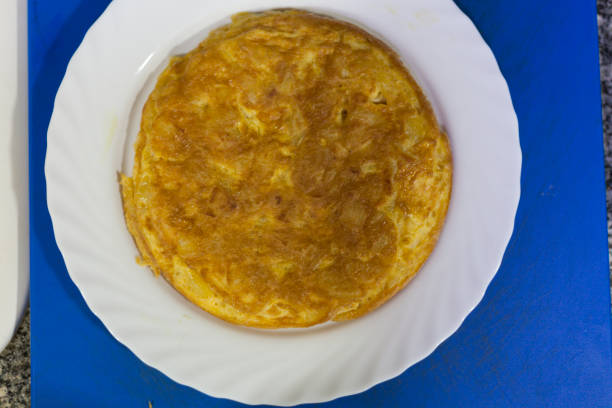 frittata spagnola fatta in casa con uova e patate, tortilla de patatas, - tortilla de patatas foto e immagini stock