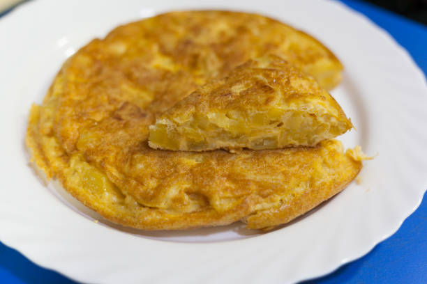 frittata spagnola fatta in casa con uova e patate, tortilla de patatas, - tortilla de patatas foto e immagini stock