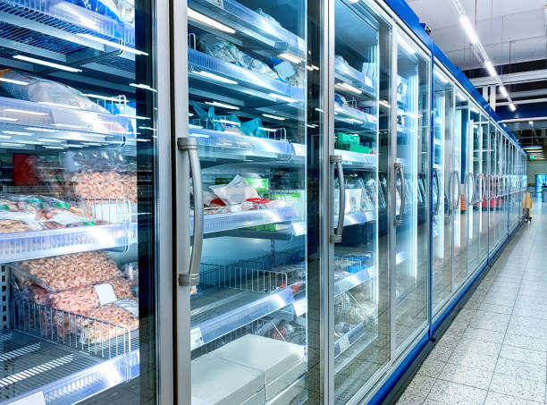 varios productos en un supermercado - estantería de productos refrigerados fotografías e imágenes de stock
