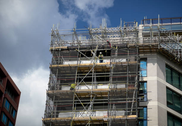 도시의 건설 현장 및 개발에 건설 노동자 - uk scaffolding construction building activity 뉴스 사진 이미지