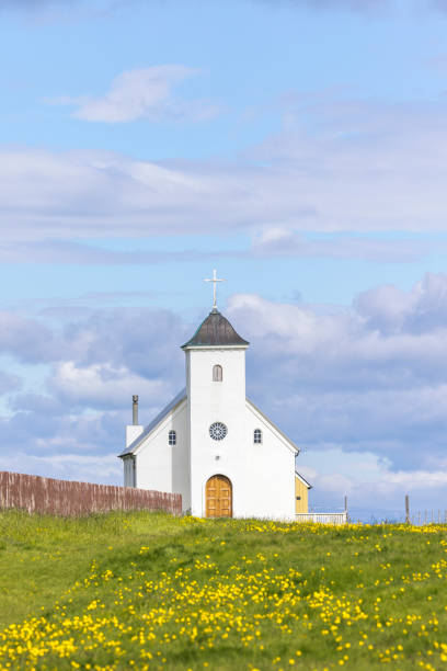 kościół na wyspie flatey na islandii 22 czerwca 2022 roku. - flatey zdjęcia i obrazy z banku zdjęć