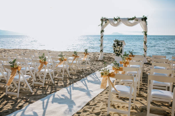 hermoso arco de boda en la playa - boda playa fotografías e imágenes de stock