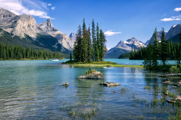 spirit island en maligne lake en verano, parque nacional jasper, ab, canadá - lago maligne fotografías e imágenes de stock