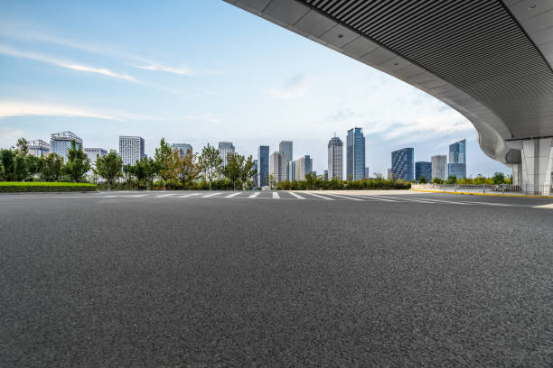 camino de asfalto vacío con el horizonte de la ciudad de fondo en china - calle fotografías e imágenes de stock