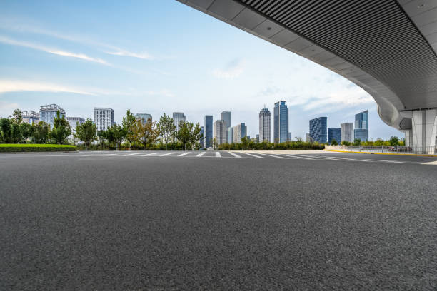 empty asphalt road with city skyline background in china - office building car industrial district business imagens e fotografias de stock