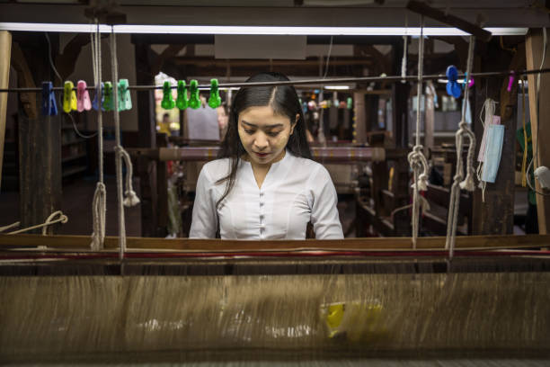 amarapura local mulher tecendo tecido tradional myanmar feito à mão na fábrica de tecelagem em mandalay myanmar - tear paper - fotografias e filmes do acervo