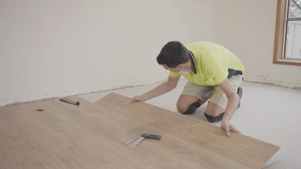 uomo che installa un nuovo pavimento in legno lamellare in legno, miglioramento della casa, concetto di progetto di ristrutturazione della casa - make over series foto e immagini stock
