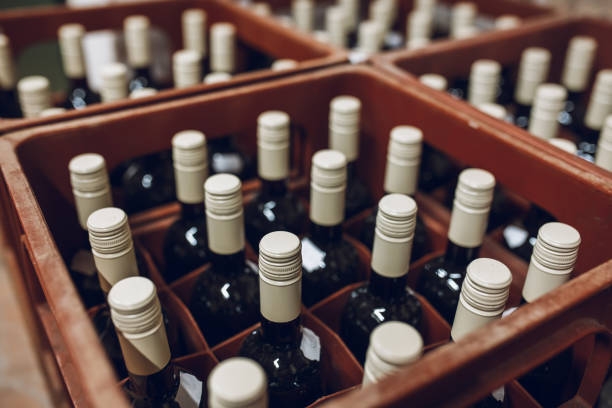지하실에서 와인 병의 스택 - wine bottle 뉴스 사진 이미지