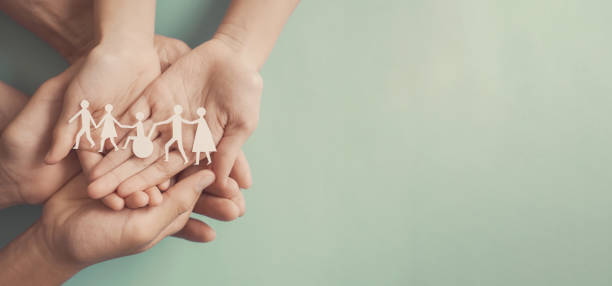 mãos segurando a família da diversidade, voluntário feliz, desativar asilo, reabilitação e conceito de seguro de saúde - special needs - fotografias e filmes do acervo