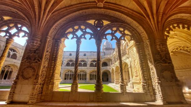 claustro e interior del monasterio de los jerónimos en lisboa. - monastery of jeronimos fotografías e imágenes de stock