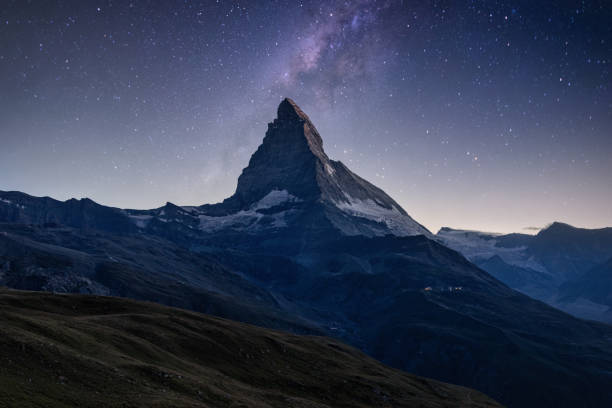 matterhorn peak at night pod gwiazdami drogi mlecznej zermatt szwajcaria - switzerland mountain glacier european alps zdjęcia i obrazy z banku zdjęć