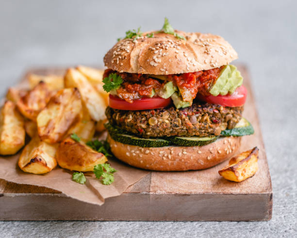 hamburguesa vegana de lentejas con patatas al horno - hamburguesa vegetariana fotografías e imágenes de stock