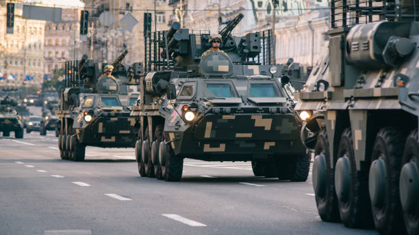 kombinierte mechanisierte kolonne der streitkräfte der ukraine durch khreschatyk - armed forces kyiv ukraine eastern europe stock-fotos und bilder