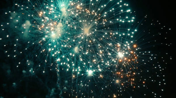 green firework célèbre son anniversaire bonne année 2023, festival des fêtes du 4 juillet. les feux d’artifice verts dans la nuit célèbrent la fête nationale. compte à rebours avant l’événement de fête du nouvel an 2023 - fireworks show photos et images de collection