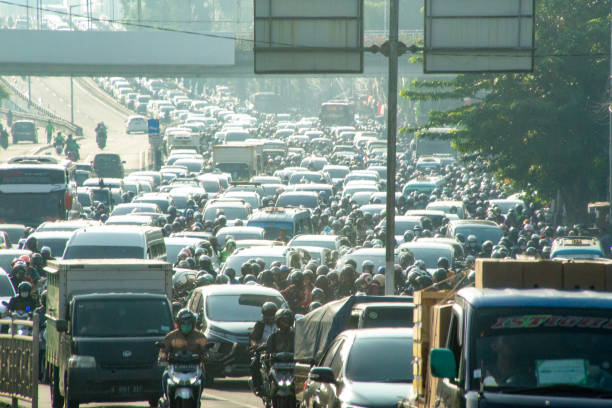 situation de la circulation à jakarta aux heures de pointe - traffic jam photos et images de collection