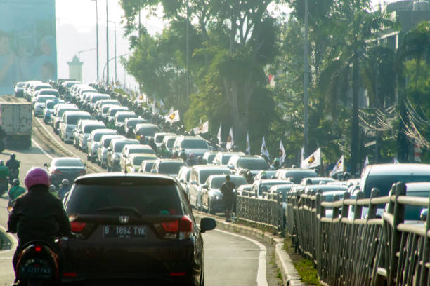 jakarta traffic situation on rush hour - traffic jam traffic car commuter imagens e fotografias de stock