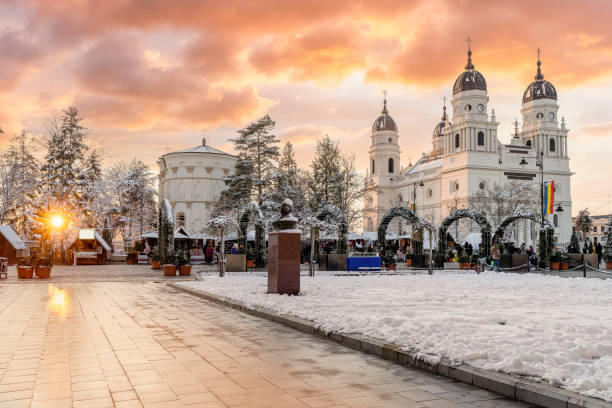 mercado de navidad en el centro de la ciudad de iasi al atardecer, rumania - moldavia fotografías e imágenes de stock