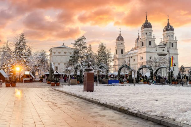 рождественский базар в центре города яссы на закате, румыния - яссы стоковые фото и изображения