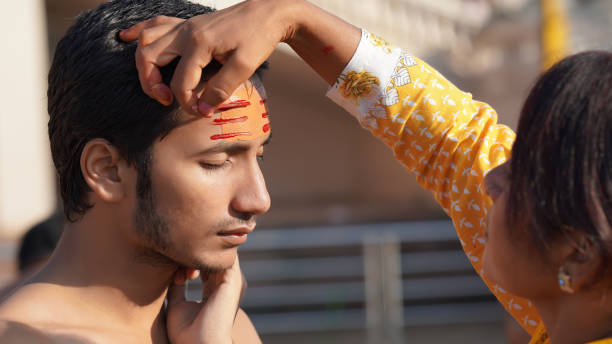 niño sacerdote indio en rishikesh haridwar. - caste system fotografías e imágenes de stock