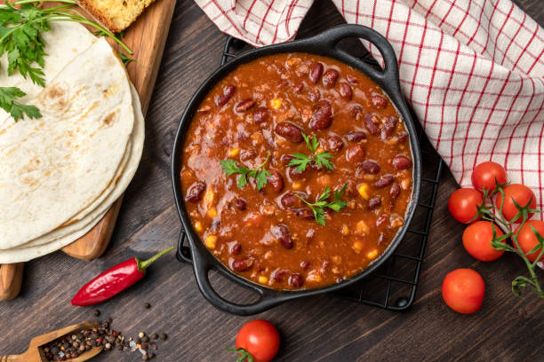 chili con carne mexican food,  bean and corn soup, red bean stew - chili food bowl ready to eat imagens e fotografias de stock
