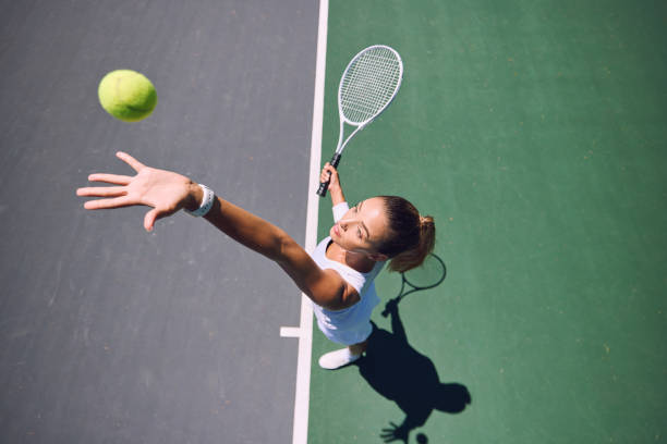 fit tennisspieler, sport und aufschlag während des trainings, training und übung oder match, spiel und wettbewerb von oben. sportliche, aktive und gesunde frau, die einen ball wirft und den aufschlag mit schläger übt - tennis serving female playing stock-fotos und bilder