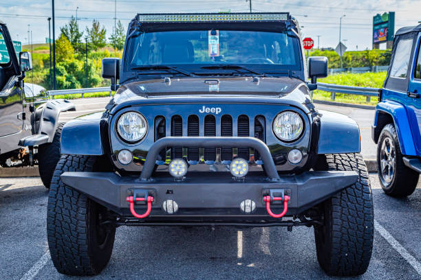 modified jeep wrangler sahara unlimited jk hardtop - editorial sports utility vehicle car jeep imagens e fotografias de stock