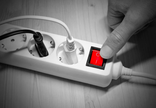 電子機器の電源をスタンバイモードでオフにし、節電します。 - extension cord push button cable electric plug ストックフォトと画像