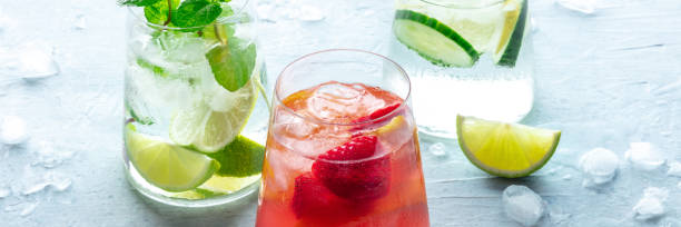coquetéis de verão com morango e frutas cítricas, uma bandeira panorâmica - strawberry mocktail smoothie cocktail - fotografias e filmes do acervo