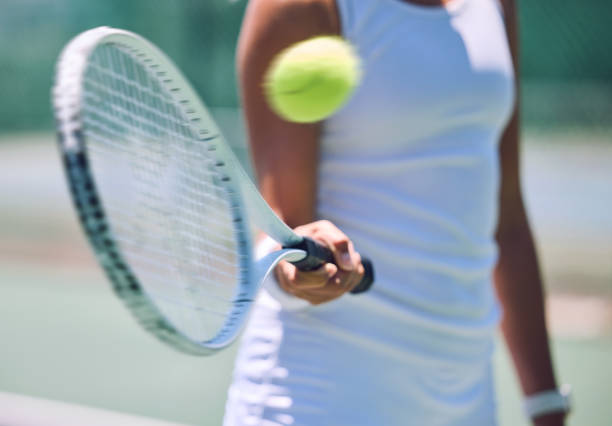 close-up bola de tênis, raquete e esporte para apto, jogador ativo e saudável bater, treinar e se exercitar para a prática. jogador porfessional se aquece para treino de rotina e jogo de exercícios em quadra - tennis court indoors net - fotografias e filmes do acervo