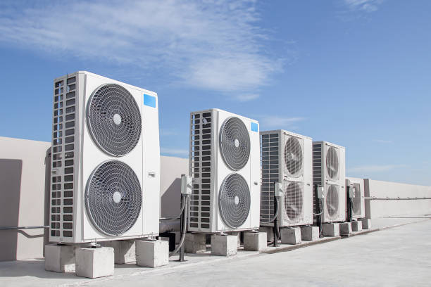 aire acondicionado (hvac) instalado en el techo de edificios industriales. - torre de refrigeración fotografías e imágenes de stock