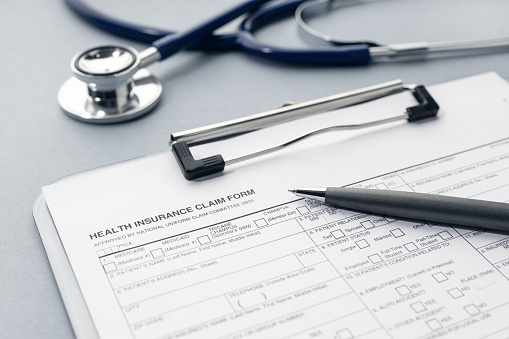Formulario de reclamo de seguro de salud en el escritorio photo