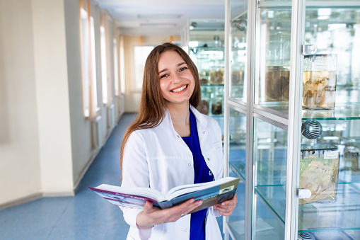 Un estudiante de la universidad de medicina en el museo anatómico. Una futura enfermera en la oficina de una escuela de enfermería. photo