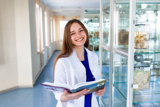 un estudiante de la universidad de medicina en el museo anatómico. una futura enfermera en la oficina de una escuela de enfermería. - vet veterinary medicine young women female fotografías e imágenes de stock