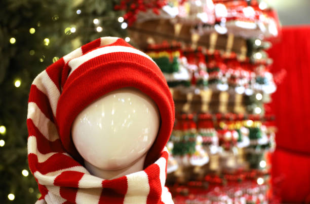 capuz com padrão de natal em uma loja - hood ornament - fotografias e filmes do acervo