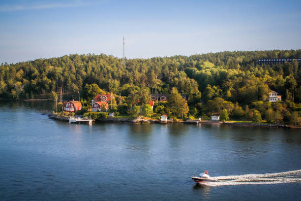 barco no arquipélago sueco - stockholm archipelago sweden stockholm island - fotografias e filmes do acervo