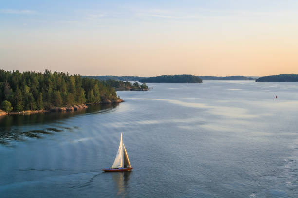 segelboot in schweden - stockholmer archipel stock-fotos und bilder