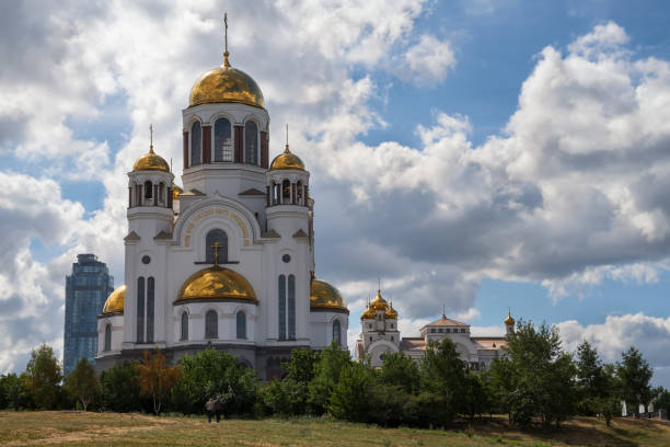 храм-на-крови в екатеринбурге летом. память о смерти царя николая ii и его семьи. - екатеринбург стоков�ые фото и изображения