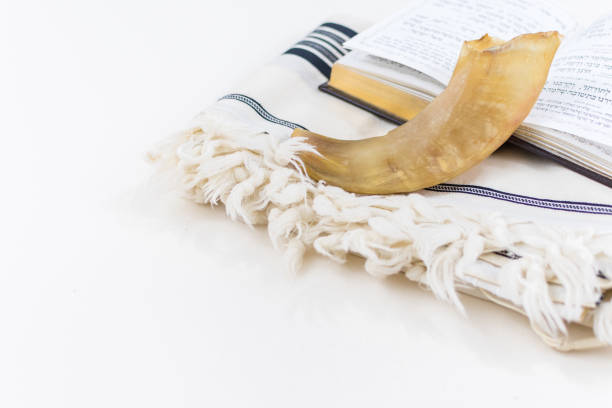 xaile de oração - talit, livro de orações e símbolos religiosos judaicos do shofar (chifre). rosh hashaná (feriado de ano novo judaico), o conceito de shabat e yom kipur - talit - fotografias e filmes do acervo