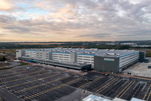 aerial view of large amazon distribution warehouse in leeds, uk - distribution warehouse industrial building large building exterior imagens e fotografias de stock