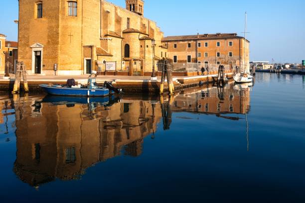 ボートでいっぱいの川に映るキオッジャの建物の美しい景色 - chioggia ストックフォトと画像