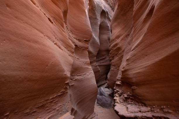 closeup shot of a brown sandy cave with narrow passageway and abstract uneven walls - sandy brown fotos imagens e fotografias de stock