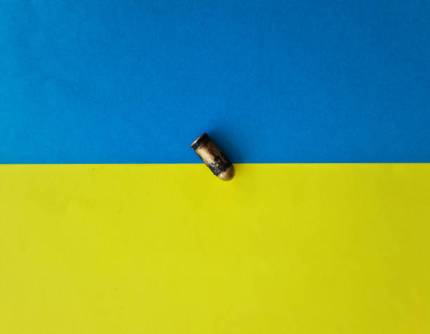 des balles de pistolet gisent sur le gros plan du drapeau ukrainien - military armed forces patriotism flag photos et images de collection