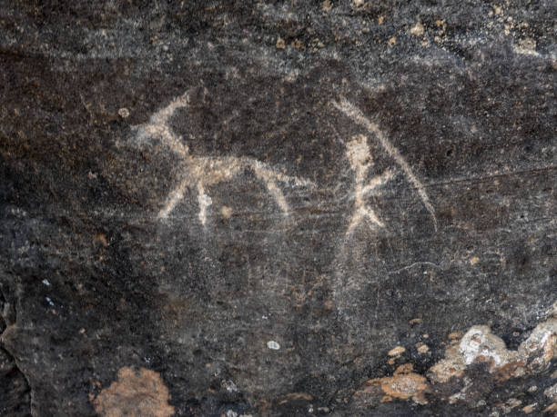 ancient petroglyph. fremont culture, utah. - carved rock imagens e fotografias de stock