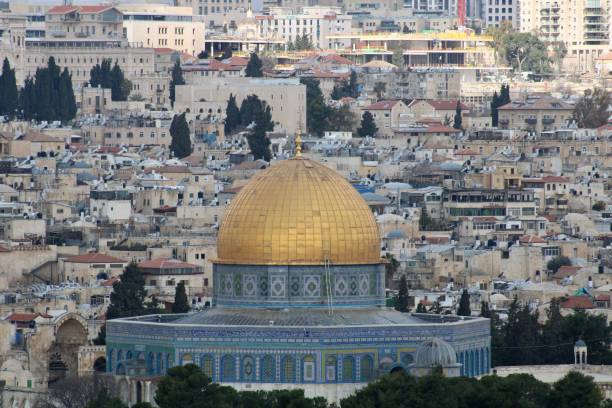 kopuła na skale na wzgórzu świątynnym, w jerozolimie na tle budynków staromiejskich w tle - jerusalem old town dome of the rock city zdjęcia i obrazy z banku zdjęć